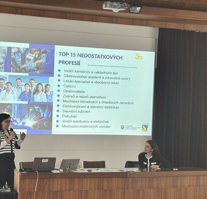 Pracovníčky Úradu práce, sociálnych vecí a rodiny (ÚPSVaR) v Novom Meste nad Váhom na SPŠ