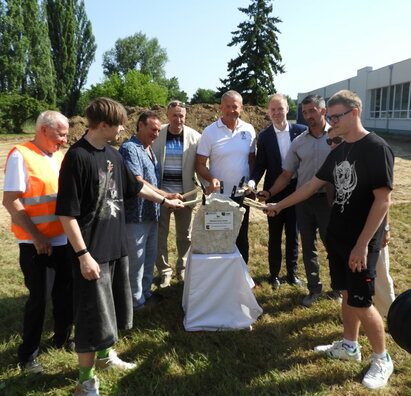 VEĽKÝ KROK PRE NAŠU ŠKOLU: ZAČÍNAME STAVAŤ NOVÝ ŠPORTOVÝ AREÁL!