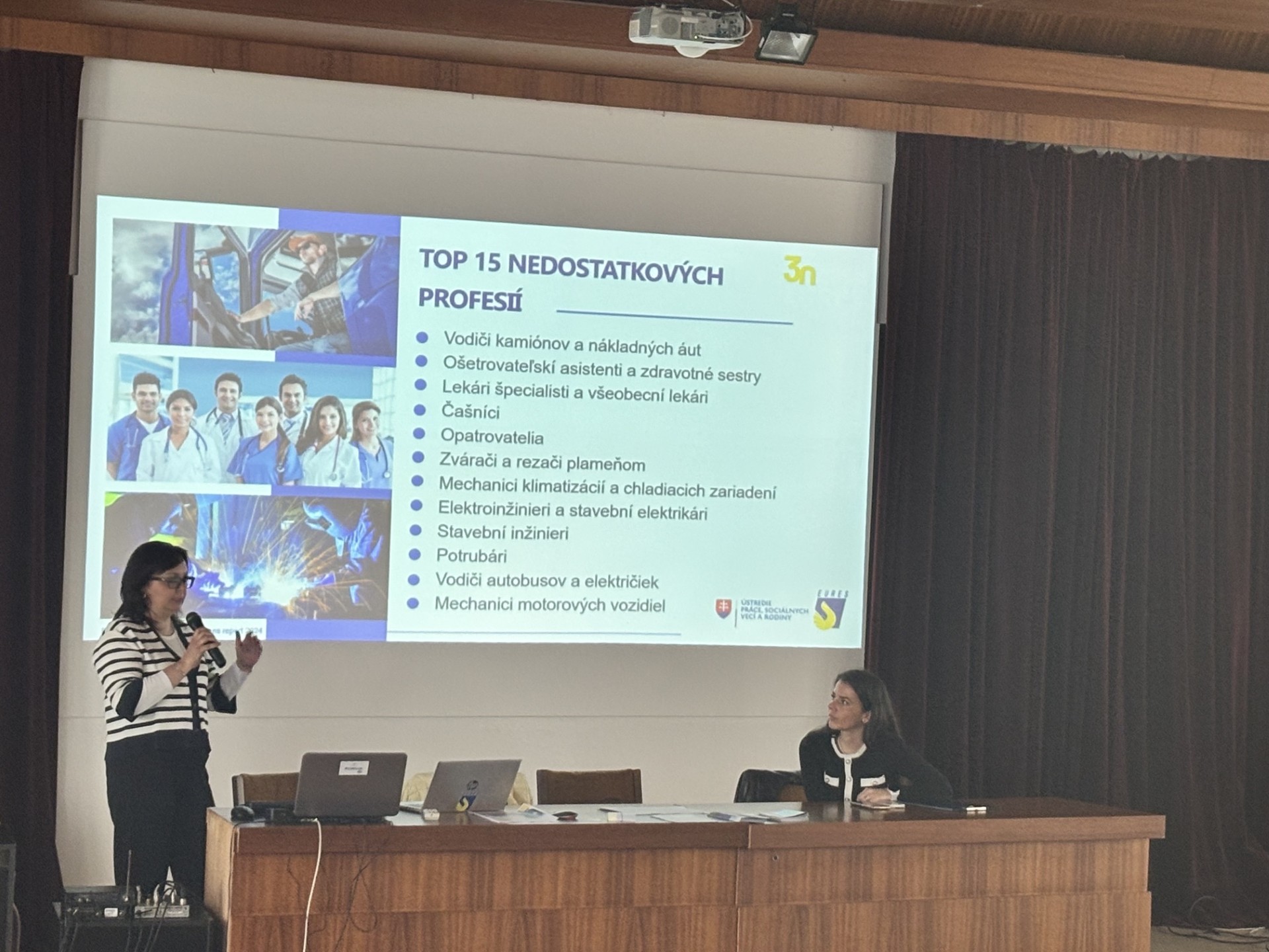 Pracovníčky Úradu práce, sociálnych vecí a rodiny (ÚPSVaR) v Novom Meste nad Váhom na SPŠ