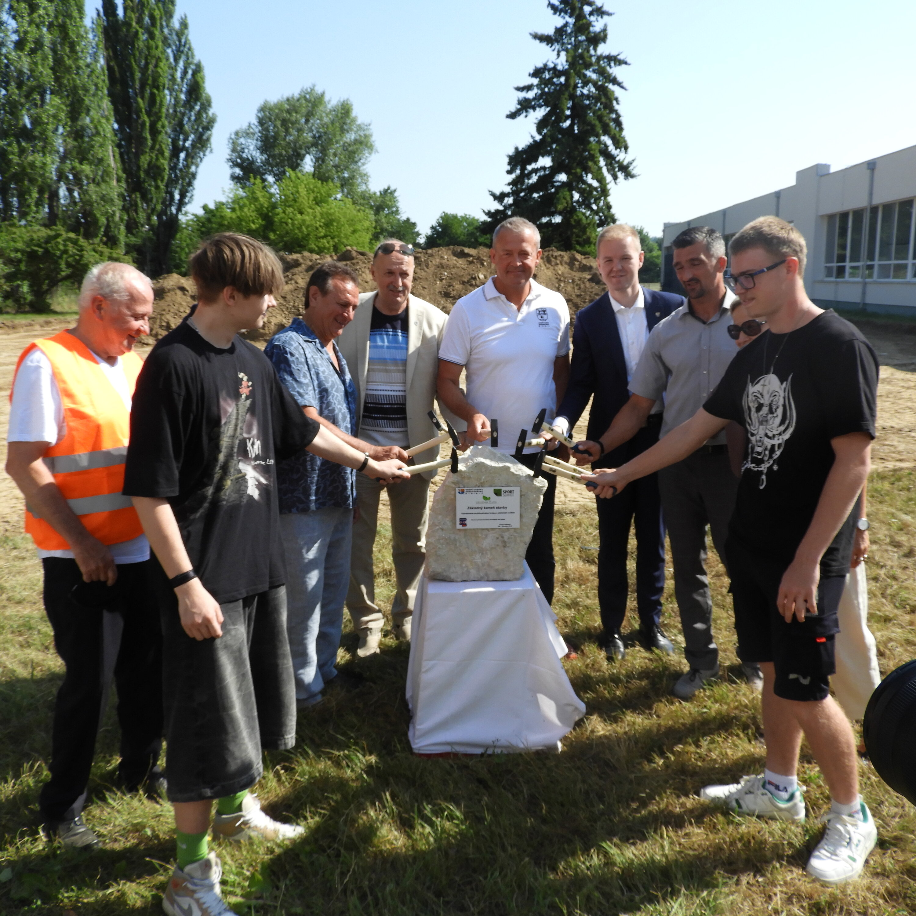 VEĽKÝ KROK PRE NAŠU ŠKOLU: ZAČÍNAME STAVAŤ NOVÝ ŠPORTOVÝ AREÁL! 